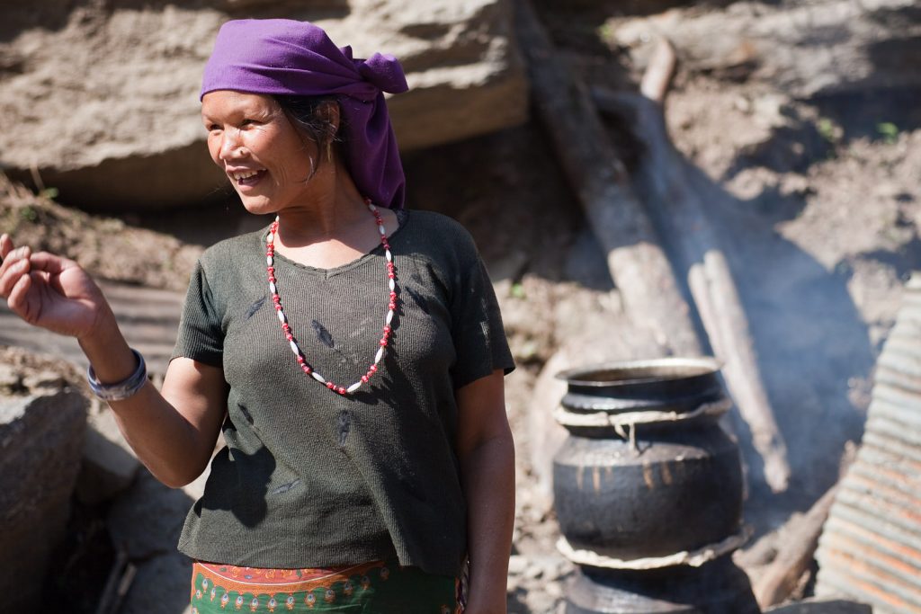 Der traditionelle Raksi wird in Nepal in großen Tonkrügen destilliert. (Foto: Greg Willis)